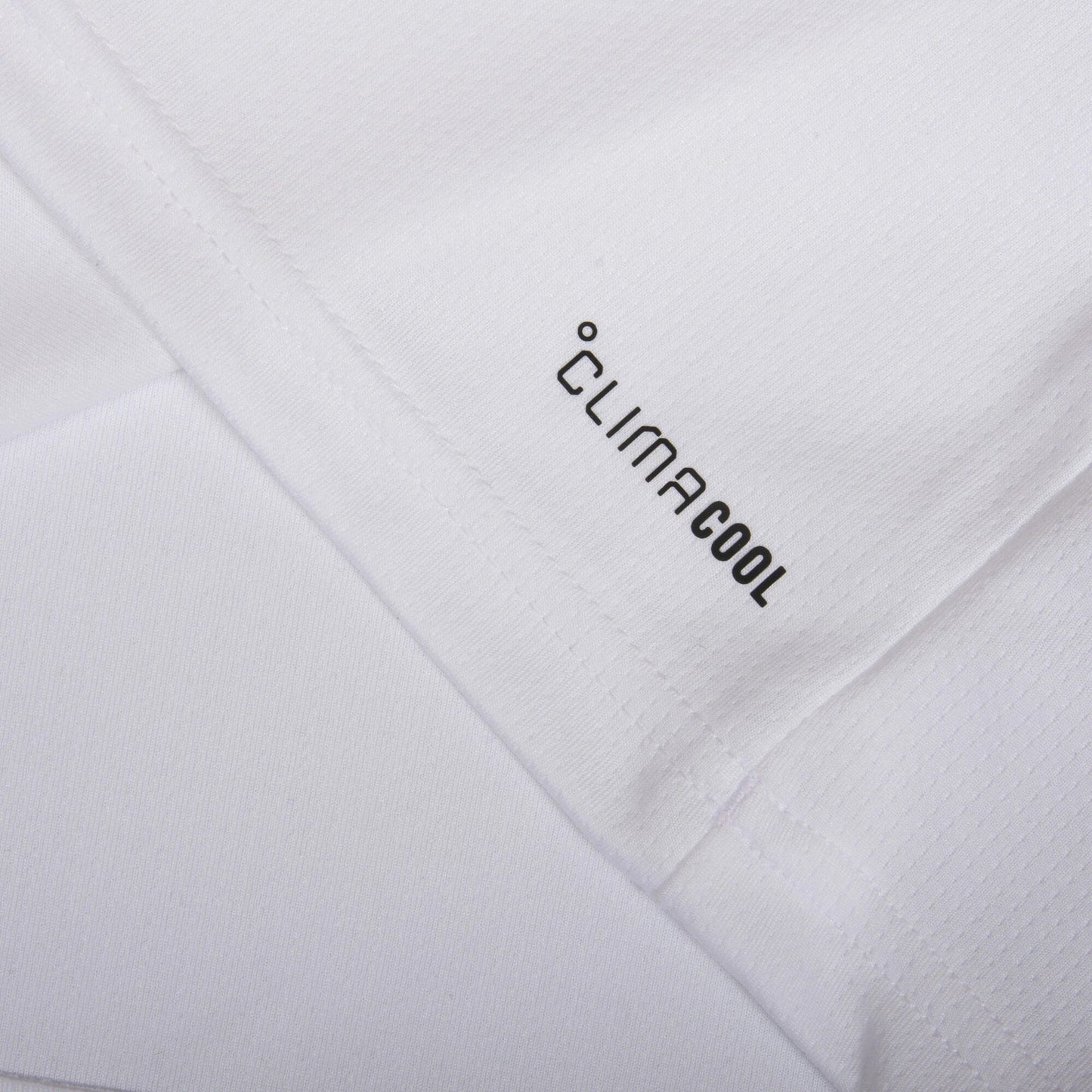 Close-up of a white pillow with 'Clima Cool' branding on a white background