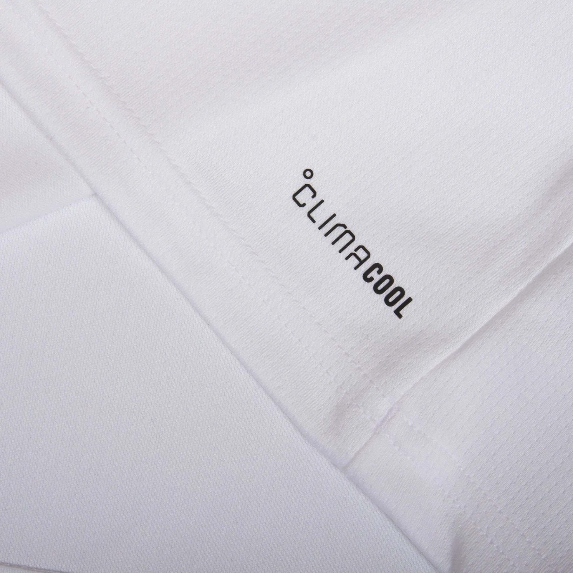 Close-up of a white pillow with 'Clima Cool' branding on a white background